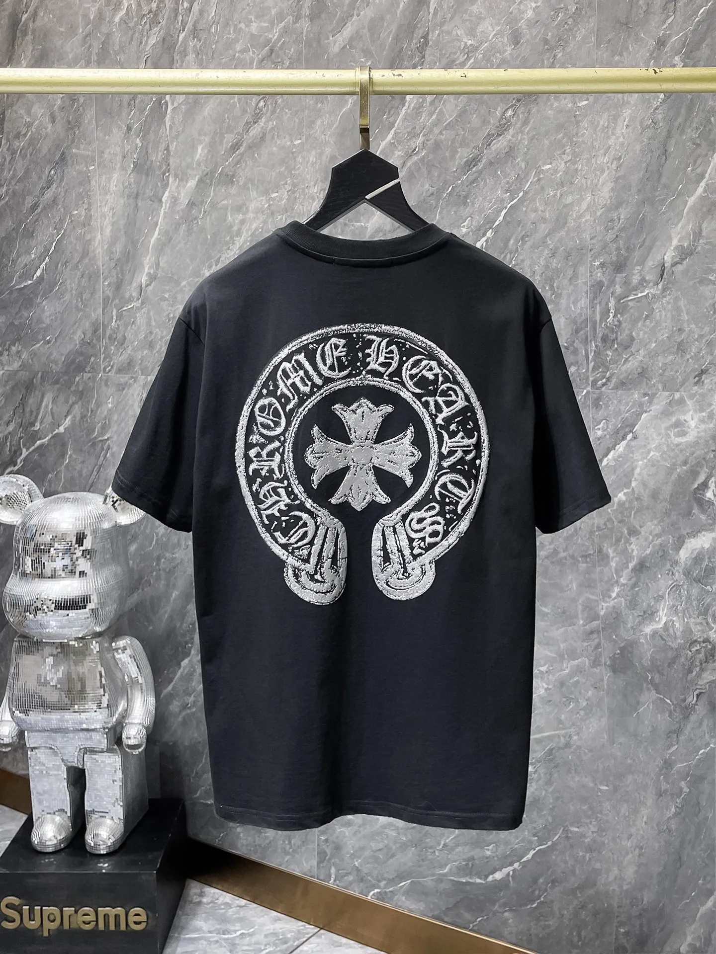 P150 New Chrome Hearts 25ss high version in summer. High gram weight, environmentally friendly and high-quality top fabric. 275g~270g. Chrome retro high-end worn short sleeves. Counter synchronization. Re-engraved version 1:1. Recommended color: black white. Size: S, M, L, XL.